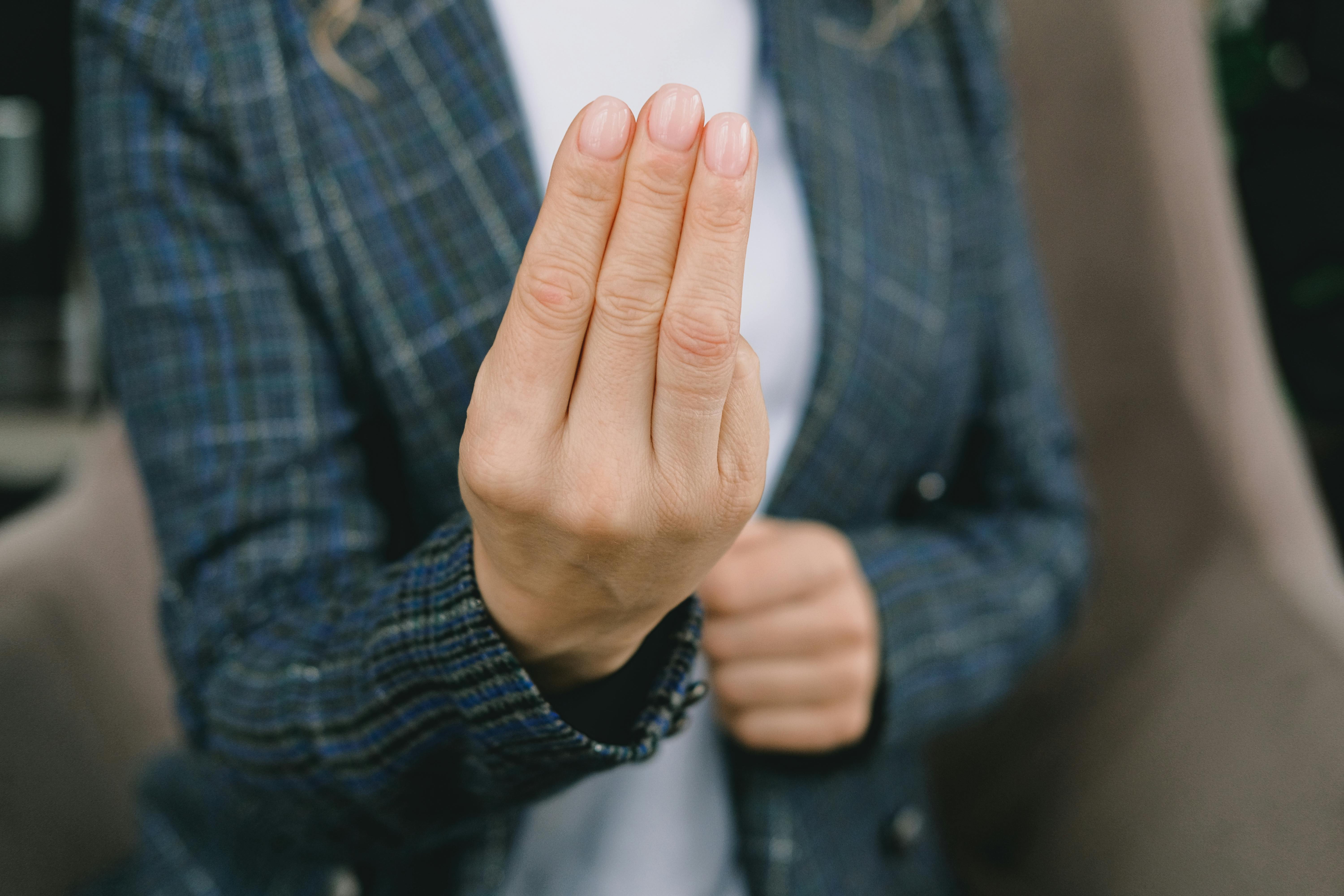 How to Master the Art of Silence: Using Nonverbal Communication Effectively